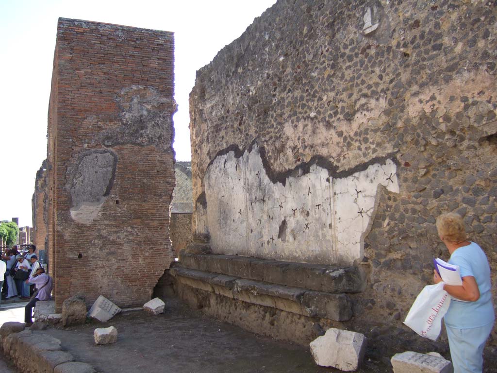 VII.8 Pompeii Forum. September 2005. Bench on outside north wall of Forum, looking east towards arch.
