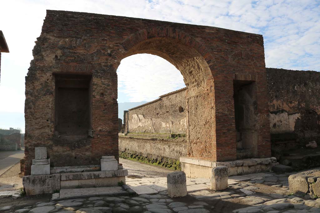 VII.8 Pompeii Forum. December 2018.
North-east entrance to Forum through the Arch of Tiberius. Looking south-west from Via del Foro. Photo courtesy of Aude Durand.