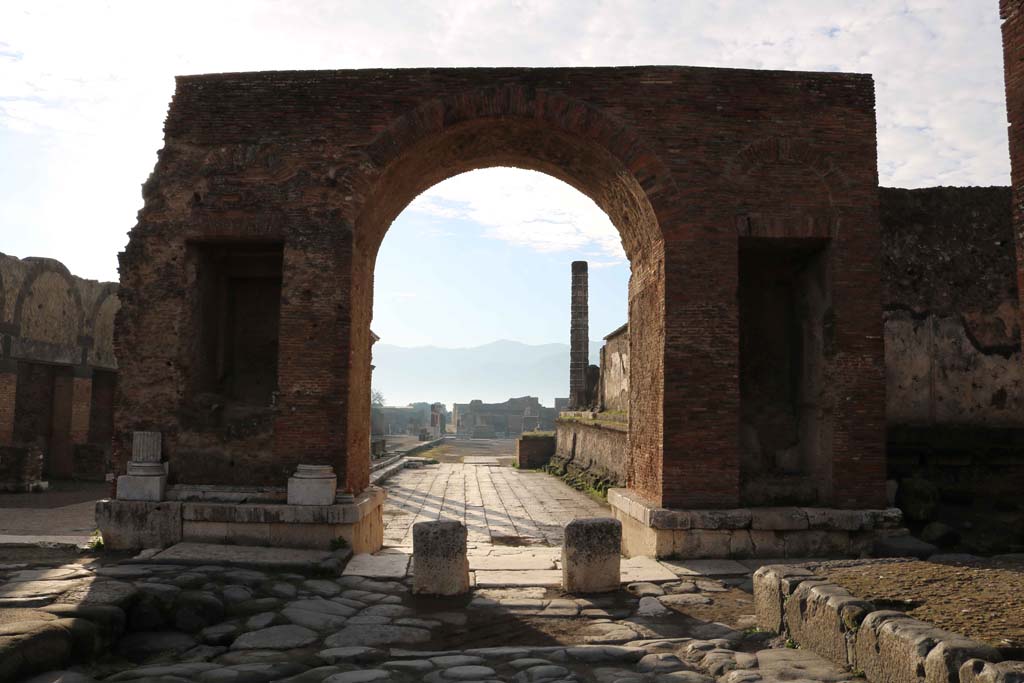 VII.8 Pompeii Forum. December 2018.
North-east entrance to Forum through the Arch of Tiberius. Looking south into the Forum, from Via del Foro. Photo courtesy of Aude Durand.