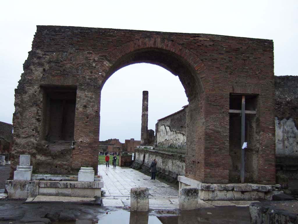 VII.8 Pompeii Forum. December 2005.
North-east entrance to Forum through the Arch of Tiberius. Looking south into the Forum, from Via del Foro.