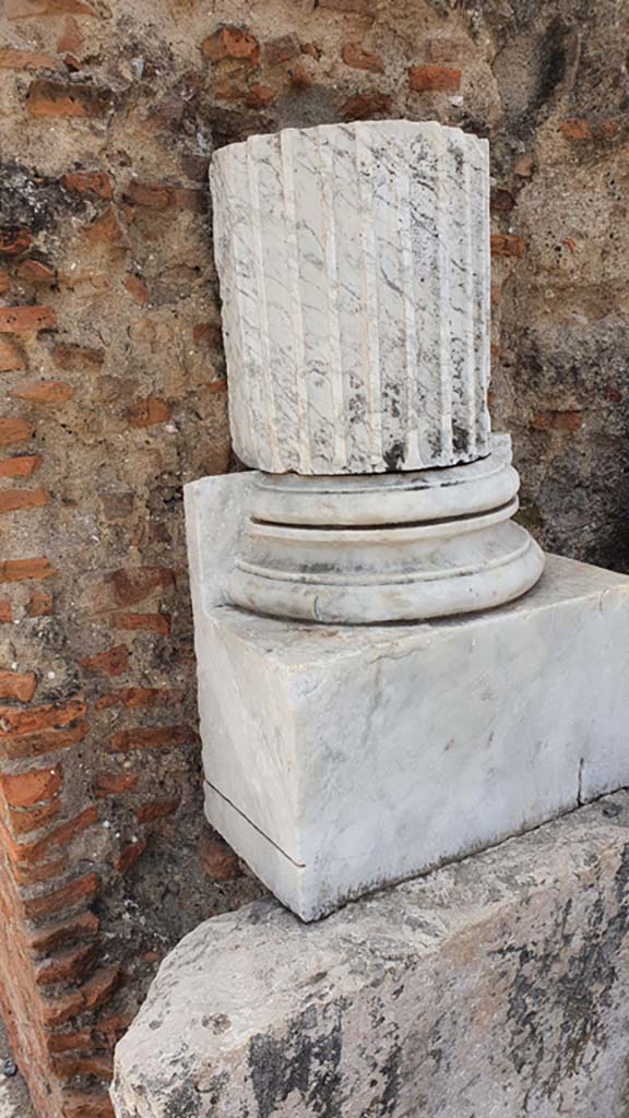 VII.8 Pompeii Forum. March 2014.
Marble base and column on north-east corner of Arch of Tiberius.
Foto Annette Haug, ERC Grant 681269 DÉCOR.