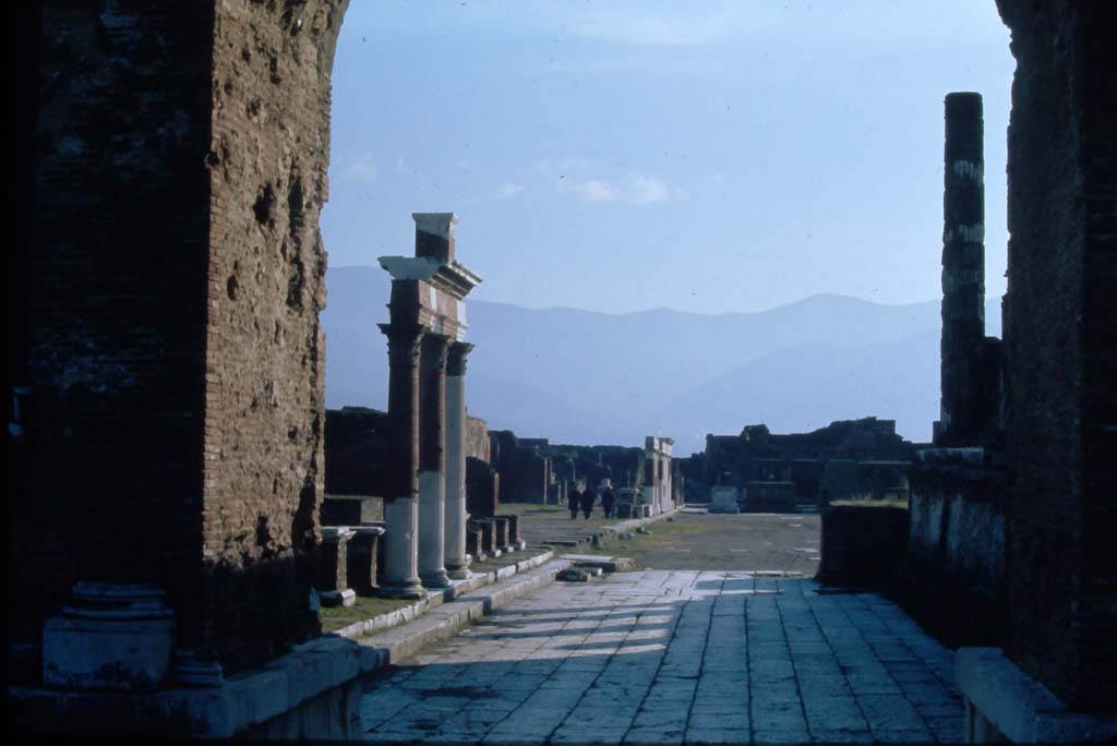 VII.8.00 Pompeii, Arch of Tiberius, 4th December 1971. Looking south through arch into north-east corner of Forum.
Photo courtesy of Rick Bauer, from Dr George Fay’s slides collection.