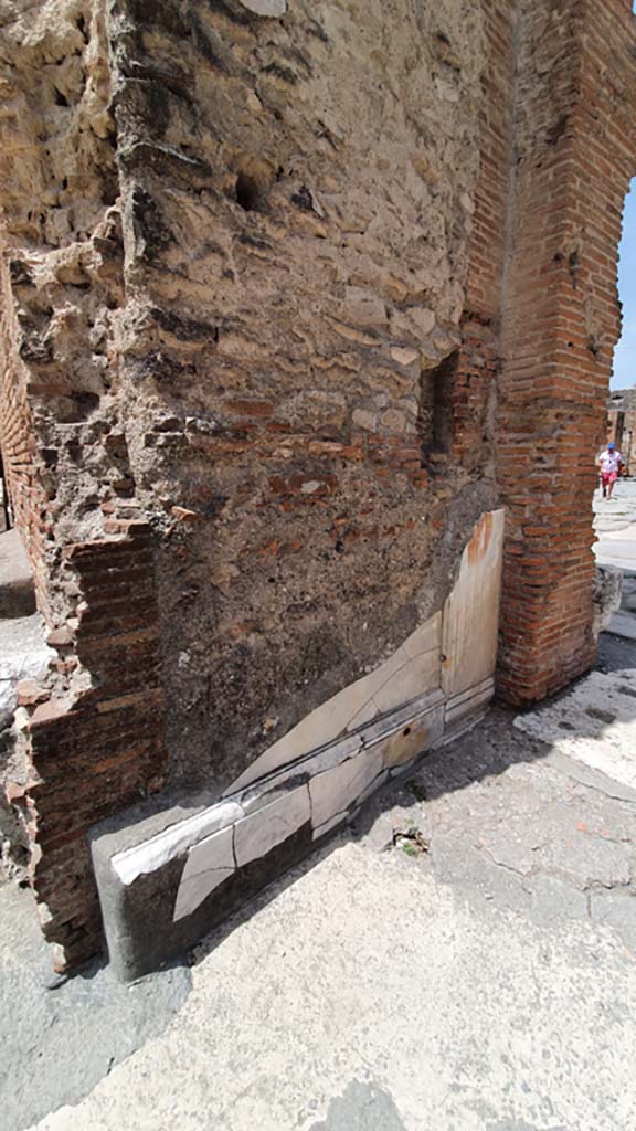 VII.8 Pompeii Forum. March 2014.
Marble on east side of arch leading to Forum, in its north-east corner.
Foto Annette Haug, ERC Grant 681269 DÉCOR.