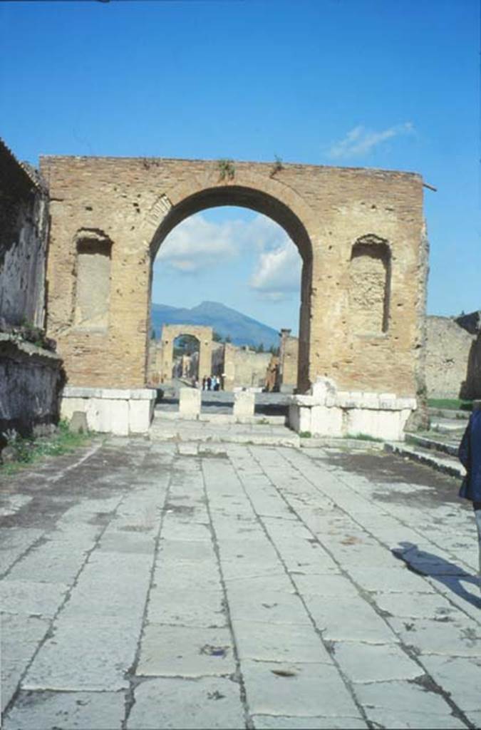 VII.8 Pompeii Forum. October 1992.
Looking north through entrance under Arch of Tiberius at east end of north side.
Photo by Louis Méric courtesy of Jean-Jacques Méric.