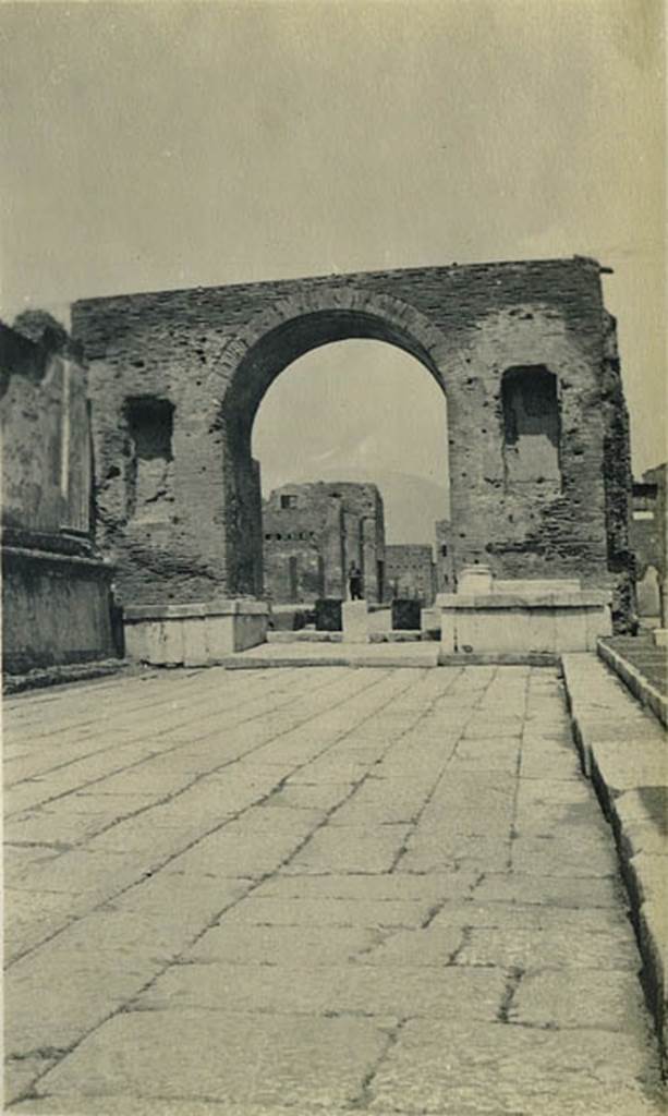 VII.8 Pompeii Forum. 1953. Entrance through Arch of Tiberius at east end of north side.
Photo courtesy of Rick Bauer.
