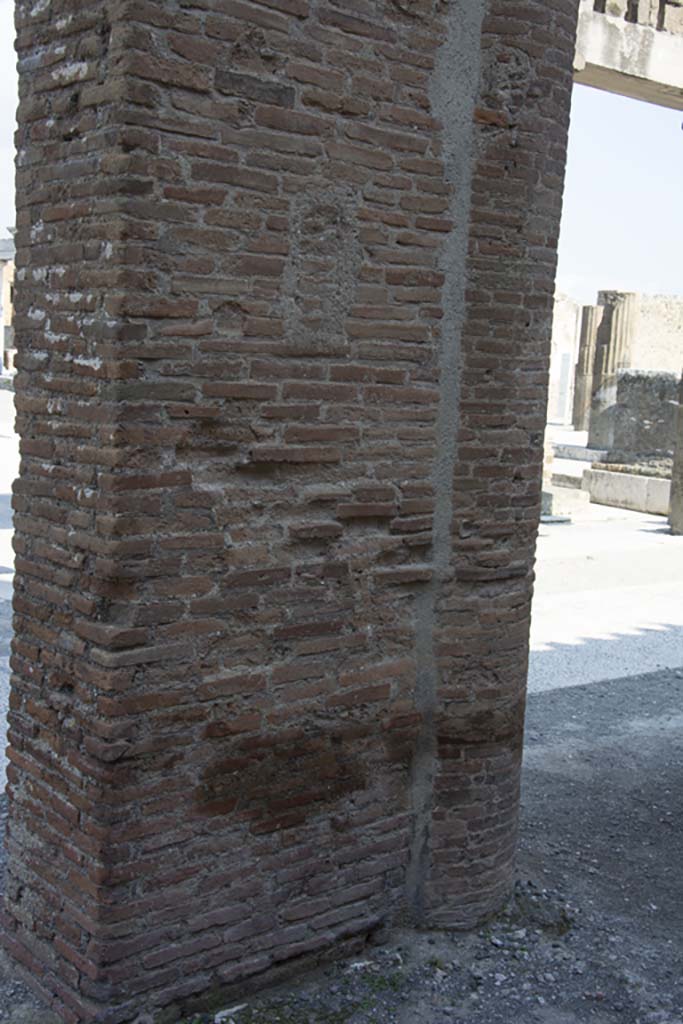 VII.8 Pompeii Forum. March 2019.
Rear of masonry pillar with embedded column on south side of forum, near entrance VII.8.9.
Foto Annette Haug, ERC Grant 681269 DÉCOR.