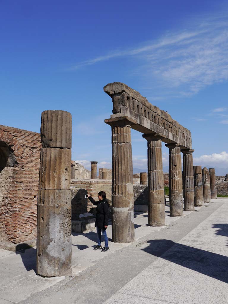 VII.8.00, Pompeii. south side of forum March 2019. Portico, looking east.
Foto Anne Kleineberg, ERC Grant 681269 DÉCOR.