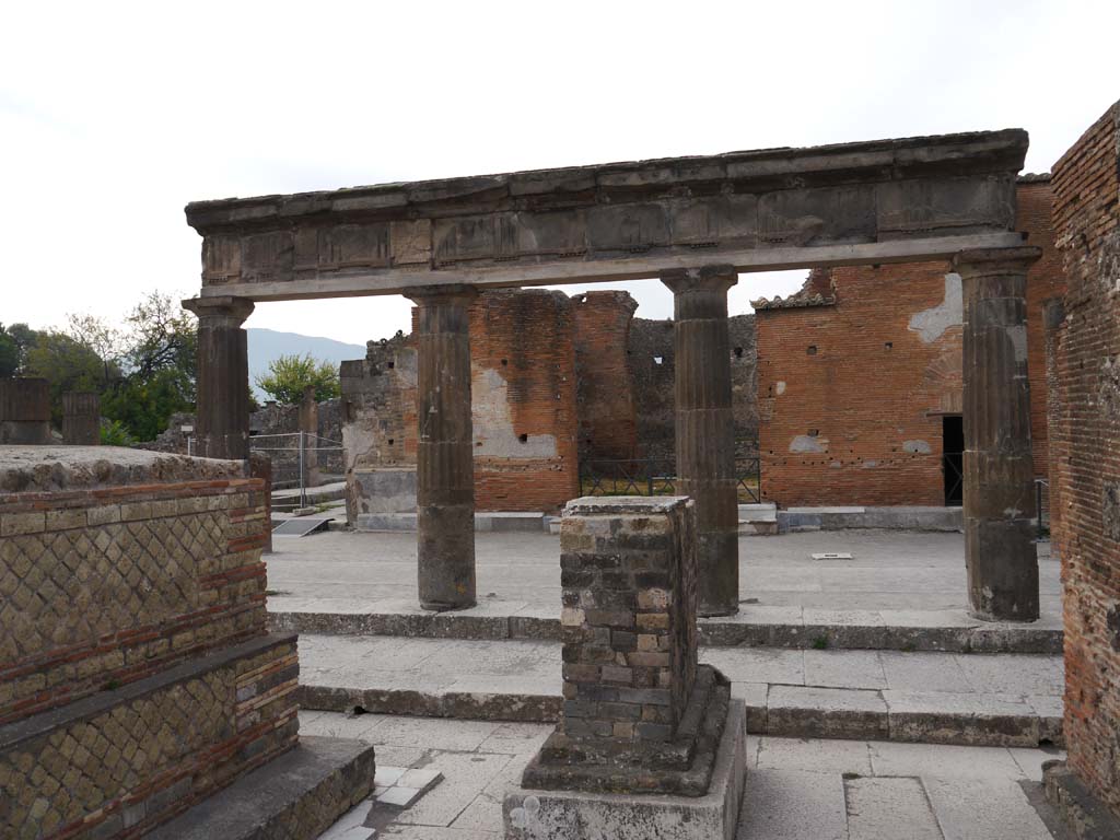 VII.8.00, Pompeii Forum, south side. September 2018. Looking south to ancient portico.
Foto Anne Kleineberg, ERC Grant 681269 DÉCOR.