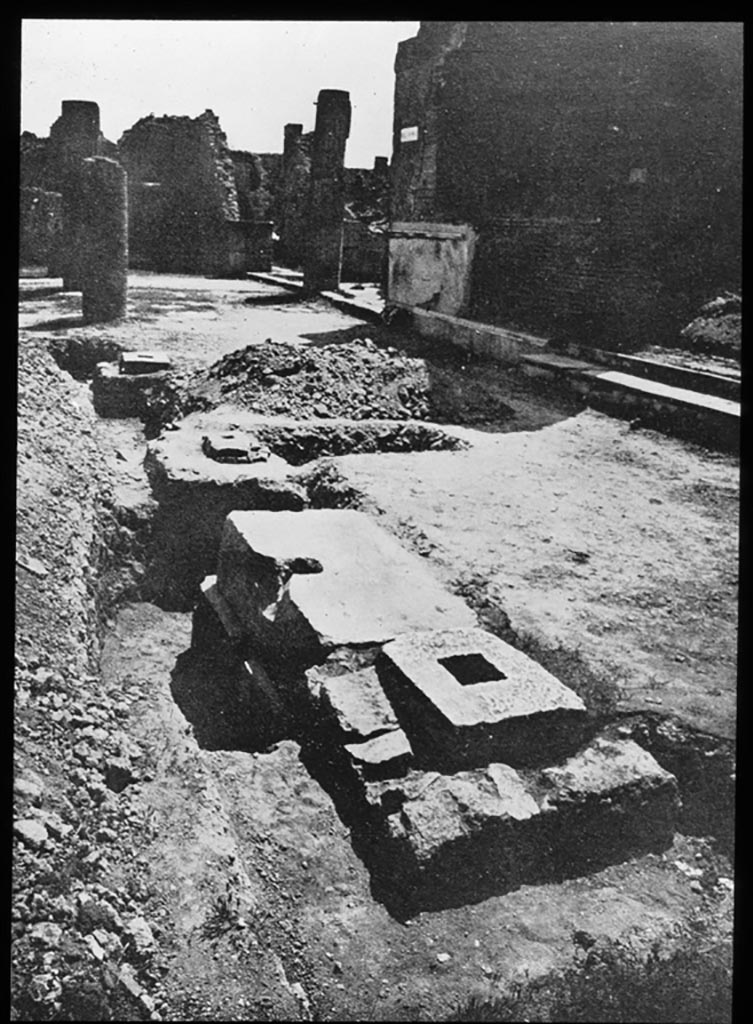 VII.8 Pompeii Forum. Looking east along south side, with steps at VIII.2.10, upper right.
Photo by permission of the Institute of Archaeology, University of Oxford. File name instarchbx208im 051. Source ID 44377.
See photo on University of Oxford HEIR database
See Notizie degli Scavi, 1941, p.403, where this photo is entitled
“Foundation structures of the internal colonnade along the southern ambulatory of the Forum”.