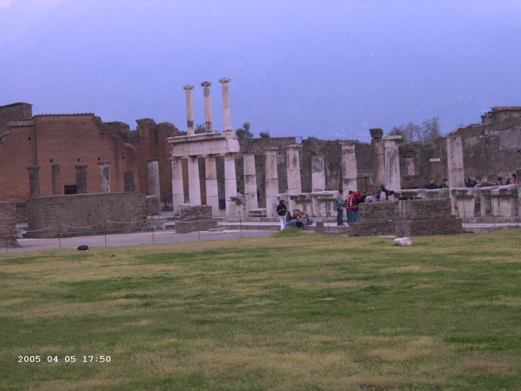 VII.8 Pompeii Forum. April 2005. Looking towards the south-west corner of the Forum. Photo courtesy of Klaus Heese.