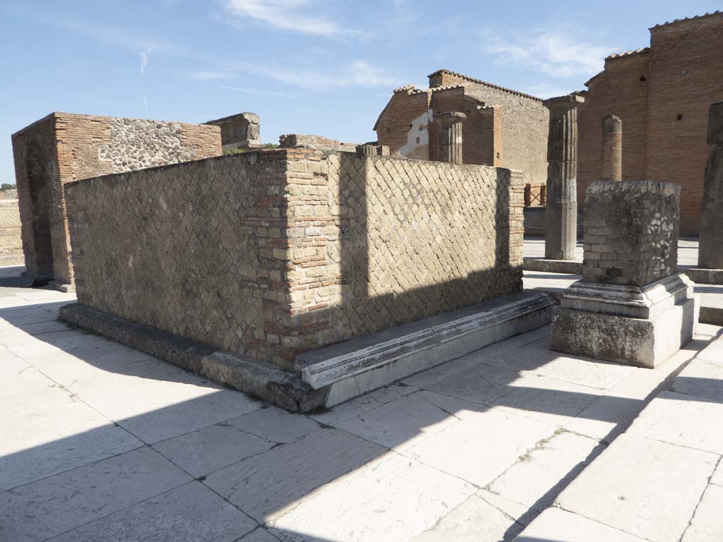 VII.8 Pompeii. South side of forum in south-west corner. September 2018. Looking south towards statue bases.
Foto Annette Haug, ERC Grant 681269 DÉCOR.