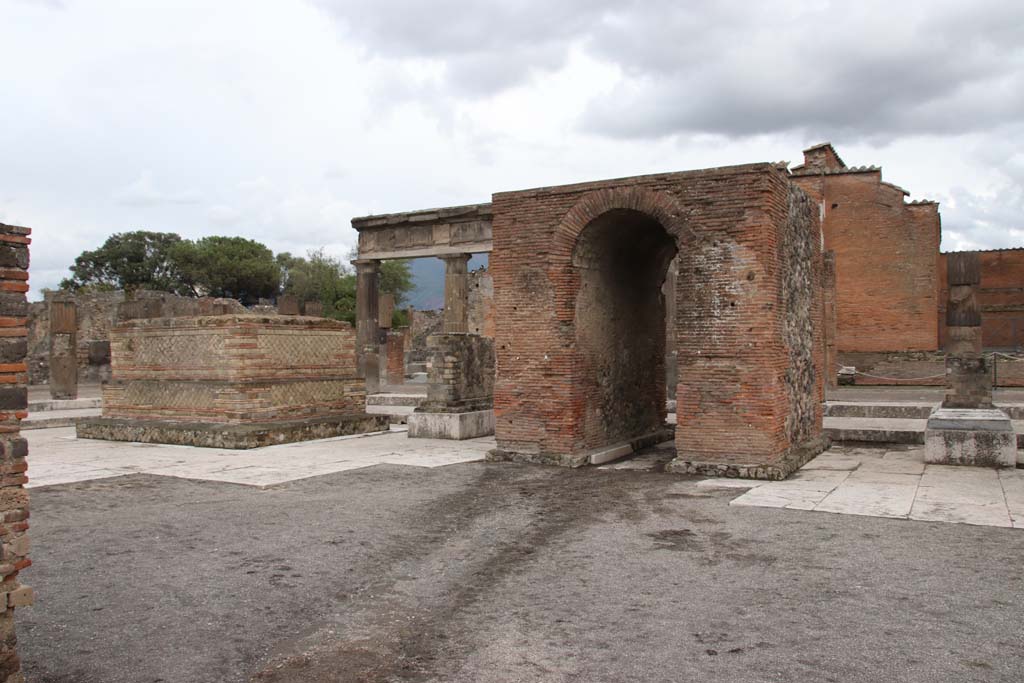VII.8 Pompeii Forum. October 2020.
Looking towards south side with arched monument of Augustus, according to Mau, in centre. Photo courtesy of Klaus Heese.