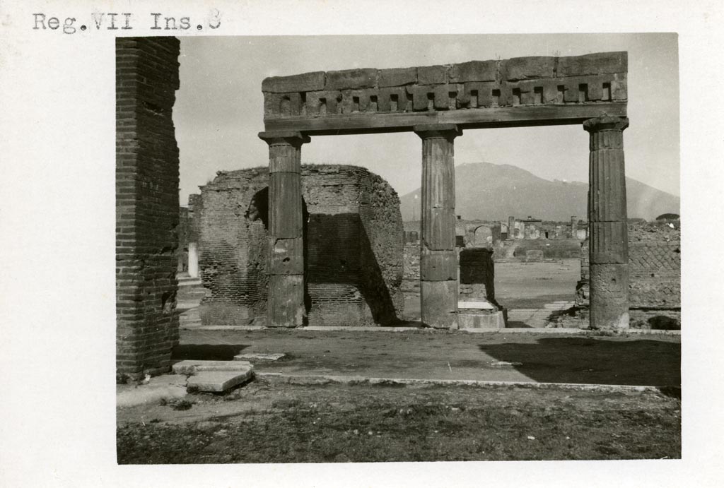 VII.8 Pompeii Forum. Pre-1937-39. Looking north from south end.
Photo courtesy of American Academy in Rome, Photographic Archive. Warsher collection no. 1124.