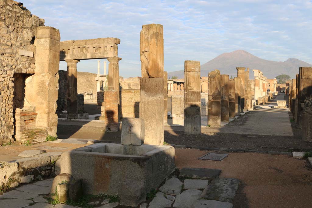 VII.8.00 Pompeii Forum. December 2018.
Looking north-west from fountain at north end of Via delle Scuole, towards east side of Forum portico in south-east corner, on right.
Photo courtesy of Aude Durand.