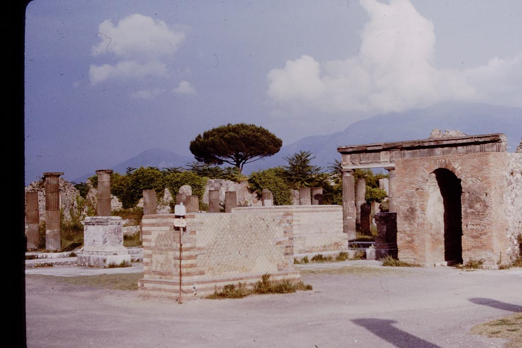 VII.8 Pompeii. 1964. Looking towards south-east corner of Forum. Photo by Stanley A. Jashemski.
Source: The Wilhelmina and Stanley A. Jashemski archive in the University of Maryland Library, Special Collections (See collection page) and made available under the Creative Commons Attribution-Non-Commercial License v.4. See Licence and use details.
J64f1382