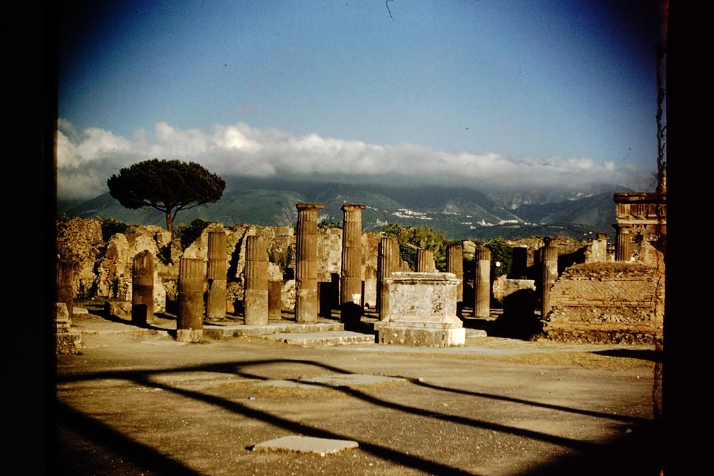 VII.8 Pompeii. 1959. Looking east towards south-east corner of Forum. Photo by Stanley A. Jashemski.
Source: The Wilhelmina and Stanley A. Jashemski archive in the University of Maryland Library, Special Collections (See collection page) and made available under the Creative Commons Attribution-Non-Commercial License v.4. See Licence and use details.
J59f0241