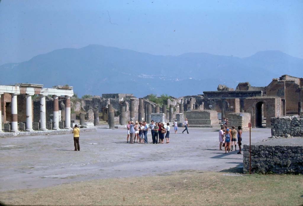 VII.8.00 Pompeii, 7th August 1976. Looking south-east across Forum.
Photo courtesy of Rick Bauer, from Dr George Fay’s slides collection.