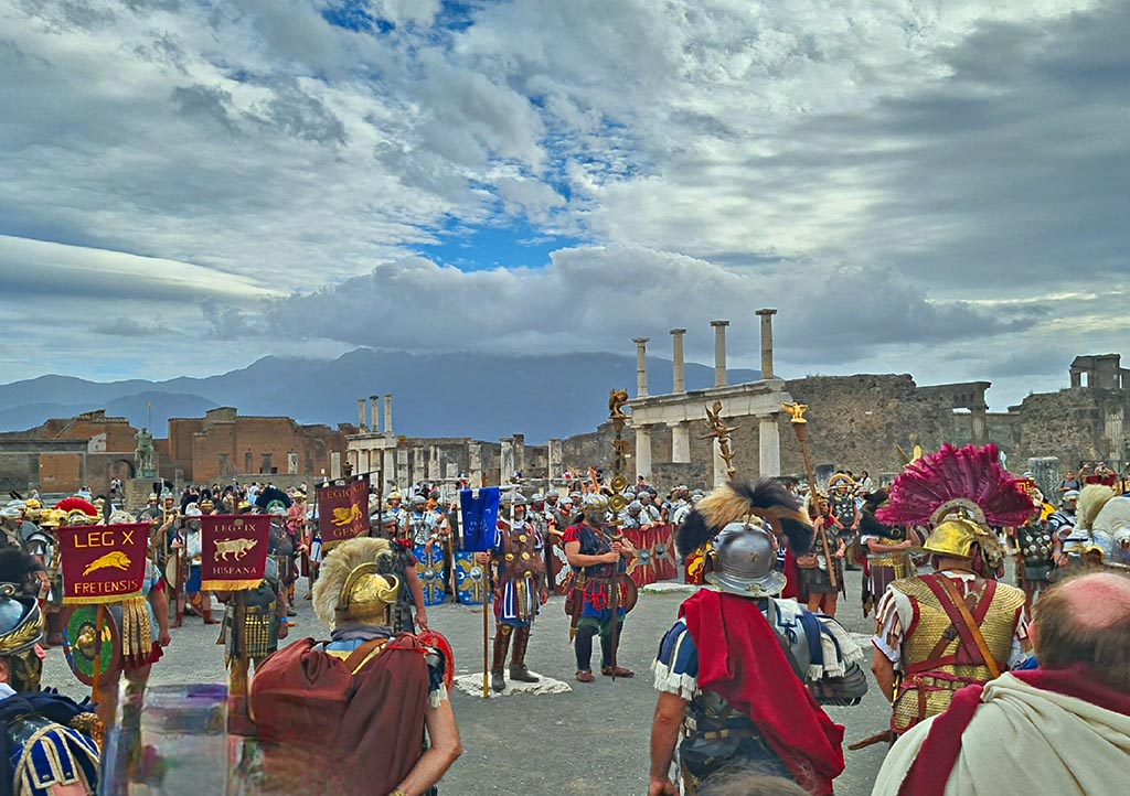 VII.8 Pompeii. 28th September 2024.
Looking south-west across Forum, standard bearers during “Ludi Pompeiani” event. Photo courtesy of Giuseppe Ciaramella.