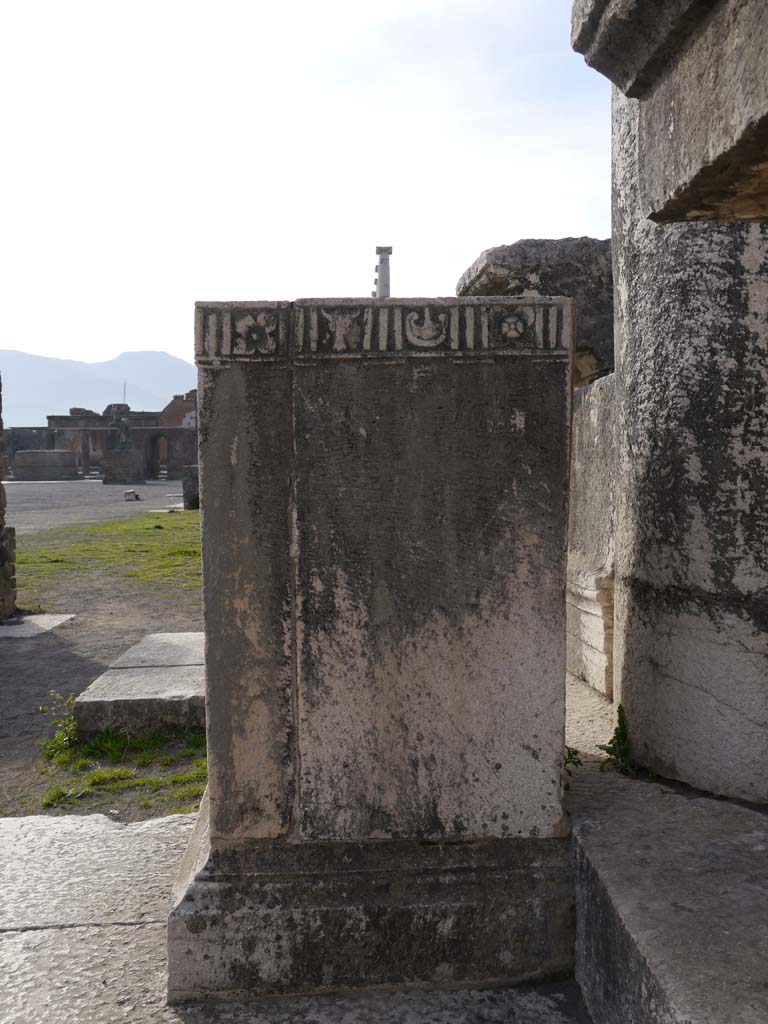 VII.8.00, Pompeii Forum. March 2019.
Looking towards north side of pedestal base for C. Cuspio Pansae in north-west corner.
Foto Anne Kleineberg, ERC Grant 681269 DÉCOR.