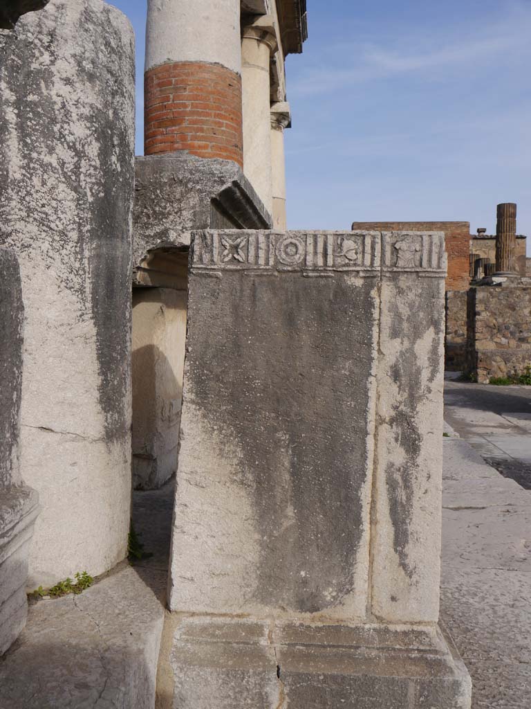 VII.8.00, Pompeii Forum. March 2019.
Looking towards south side of pedestal base for C. Cuspio Pansae in north-west corner.
Foto Anne Kleineberg, ERC Grant 681269 DÉCOR.