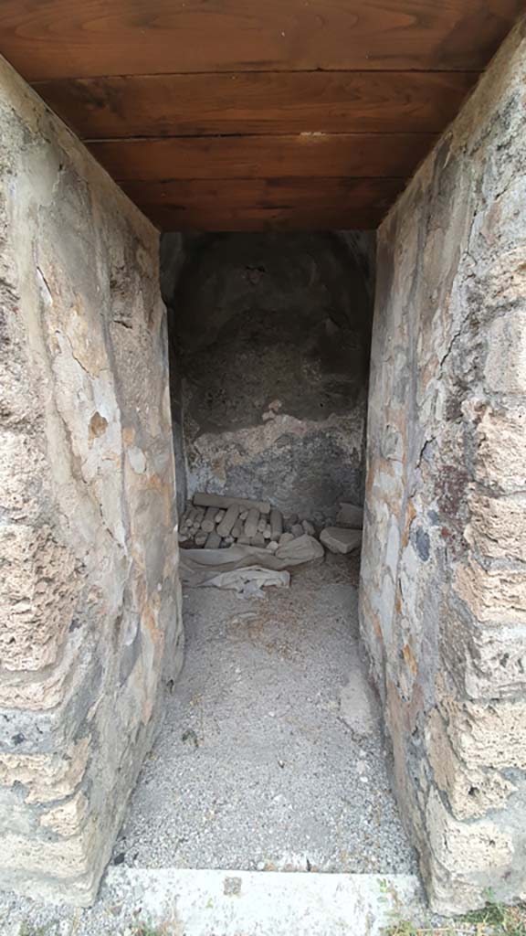 VII.8.1 Pompeii. August 2021.
Looking through doorway of room in centre of north wall.
Foto Annette Haug, ERC Grant 681269 DÉCOR.
