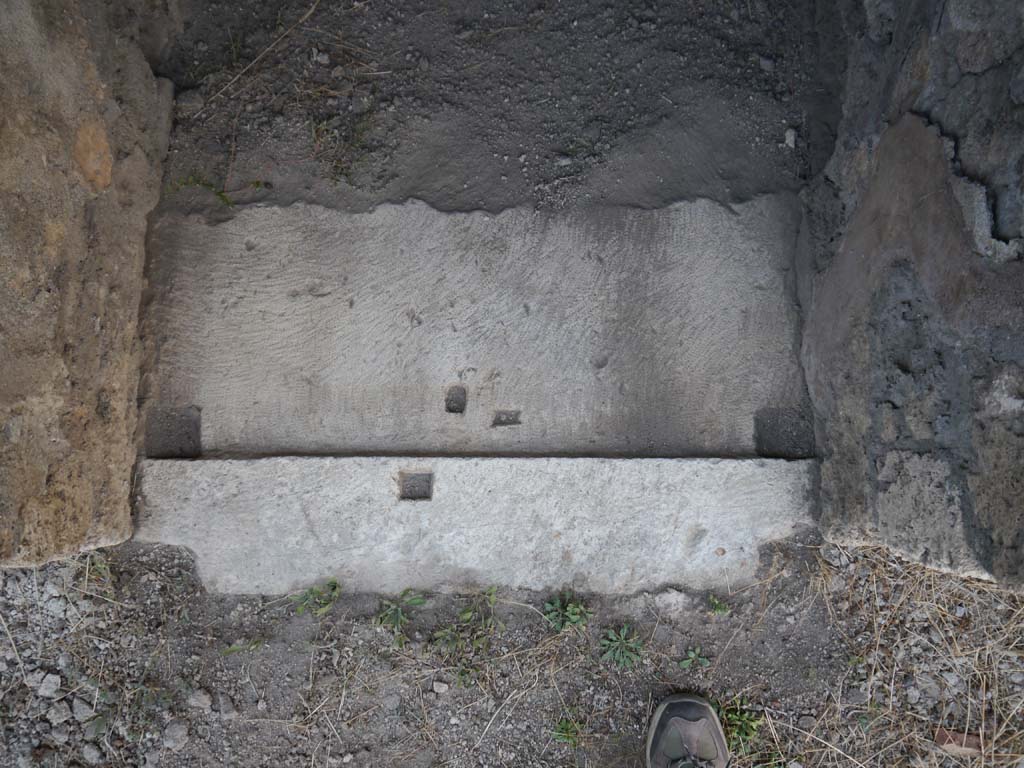 VII.8.01 Pompeii. September 2018. Doorway threshold of central room near north wall.
Foto Anne Kleineberg, ERC Grant 681269 DÉCOR