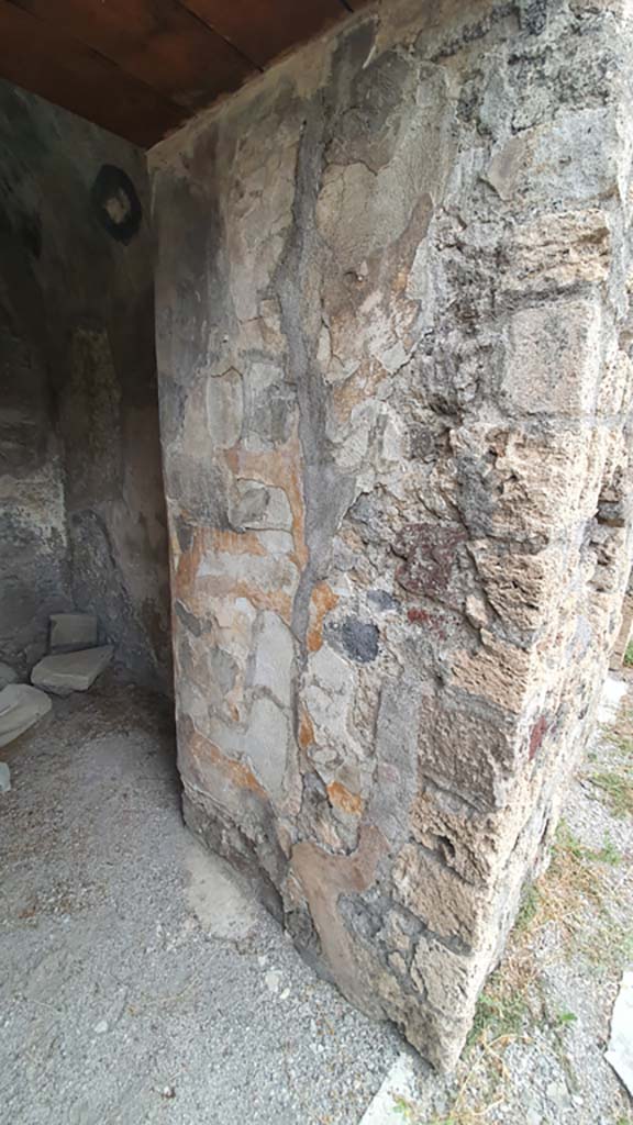VII.8.1 Pompeii. August 2021. East wall of doorway of central room.
Foto Annette Haug, ERC Grant 681269 DÉCOR.