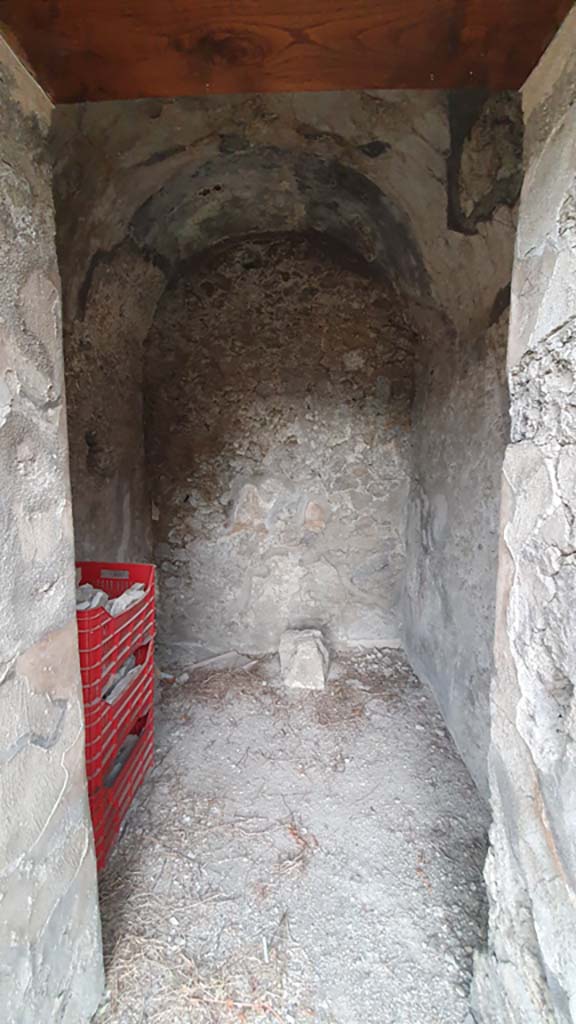 VII.8.1 Pompeii. August 2021.
Looking north through doorway of room on east side of north wall.
Foto Annette Haug, ERC Grant 681269 DÉCOR.