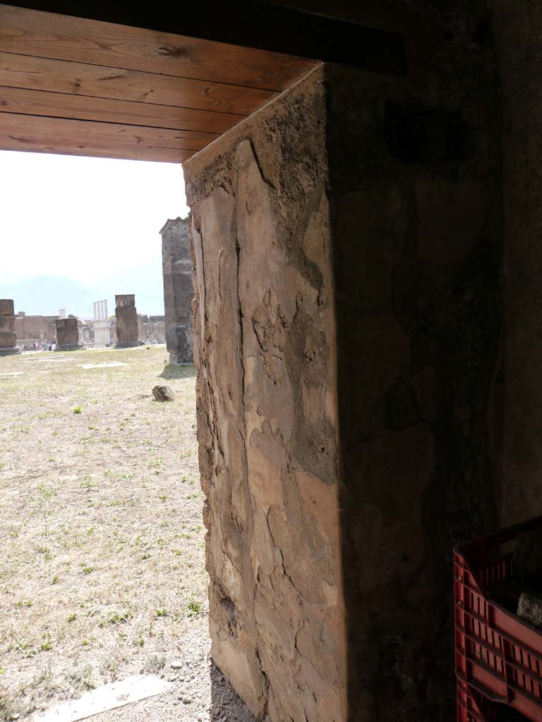 VII.8.01 Pompeii. September 2018. West side of doorway of room.
Foto Anne Kleineberg, ERC Grant 681269 DÉCOR.
