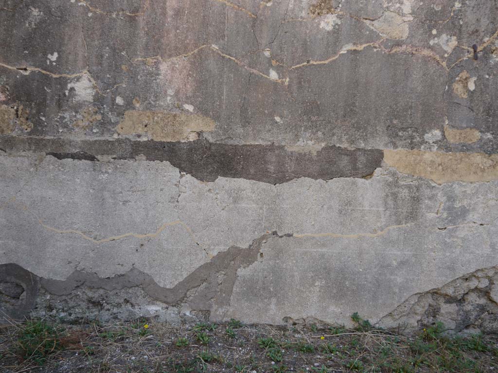 VII.8.01 Pompeii. September 2018. Detail of east wall with remaining painted decoration.
Foto Anne Kleineberg, ERC Grant 681269 DÉCOR.