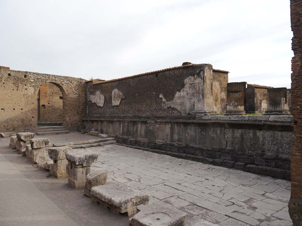 VII.8.1 Pompeii, September 2018.
Looking north-east from west side of Forum, towards west exterior wall of Temple, and podium/portico.
Foto Anne Kleineberg, ERC Grant 681269 DÉCOR.