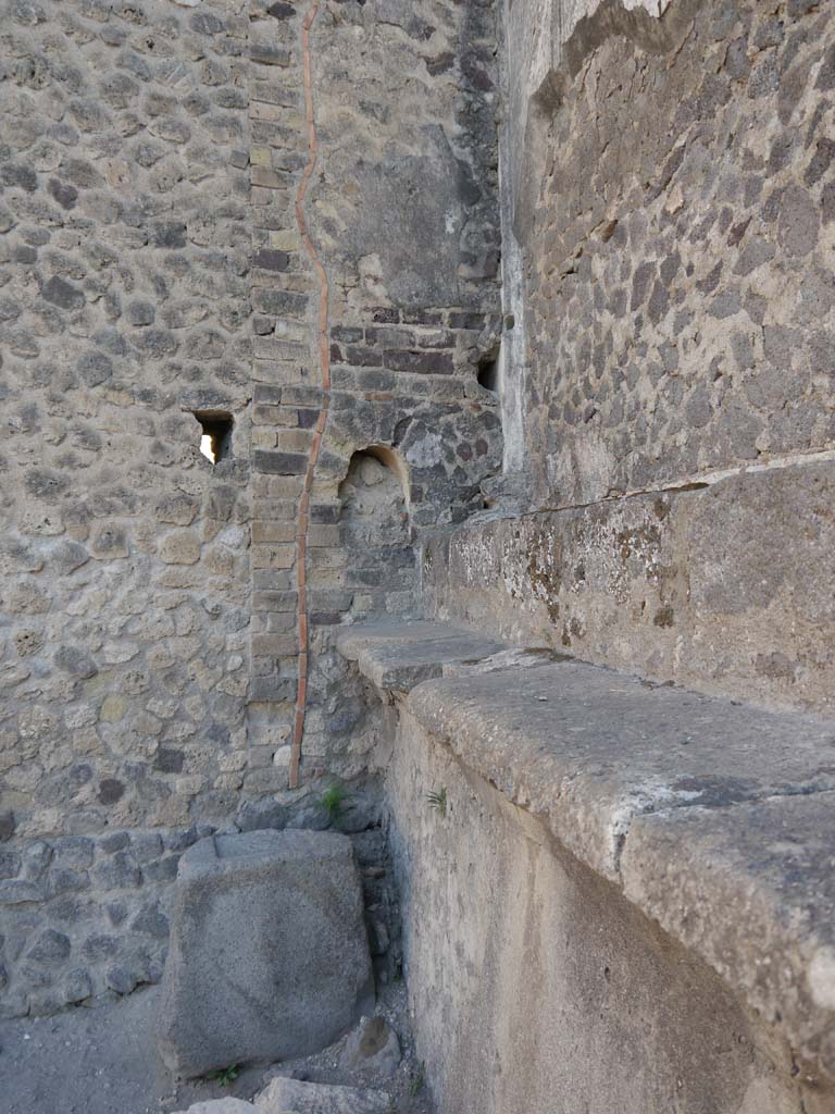 VII.8.1 Pompeii, September 2018. Niche in north wall of Forum, and west wall of Temple, on right.
Foto Anne Kleineberg, ERC Grant 681269 DÉCOR.