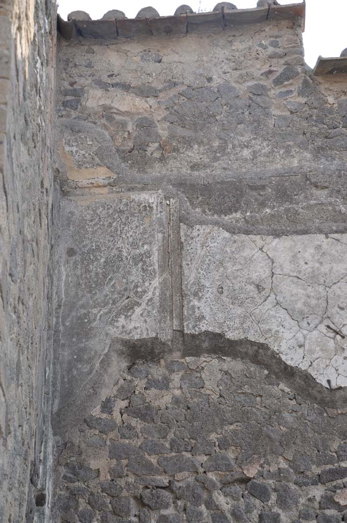 VII.8.01 Pompeii. July 2017. Detail of remaining stucco on west wall in north-west corner.
Foto Anne Kleineberg, ERC Grant 681269 DÉCOR.