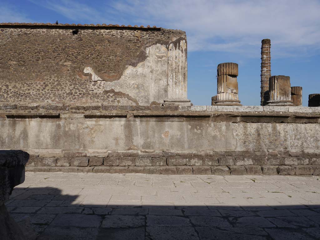 VII.8.1 Pompeii, September 2018. Looking towards west exterior wall of Temple, with podium/portico, on right.
Foto Anne Kleineberg, ERC Grant 681269 DÉCOR.