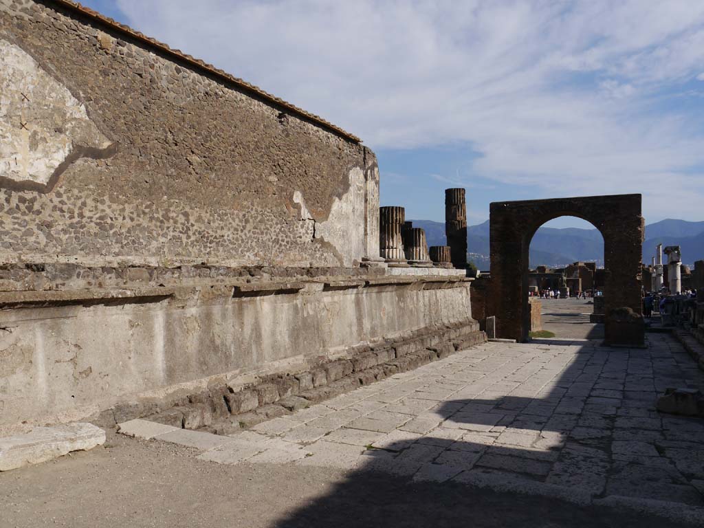 VII.8.1 Pompeii, September 2018. Looking south along west wall, towards arch on west side of Forum.
Foto Anne Kleineberg, ERC Grant 681269 DÉCOR.