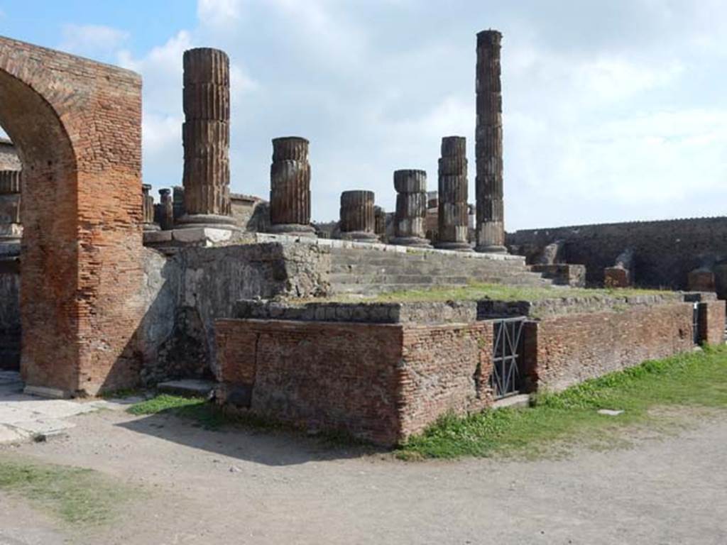 VII.8.1 Pompeii. May 2015. Temple of Jupiter, south-west corner from the west side. Photo courtesy of Buzz Ferebee.