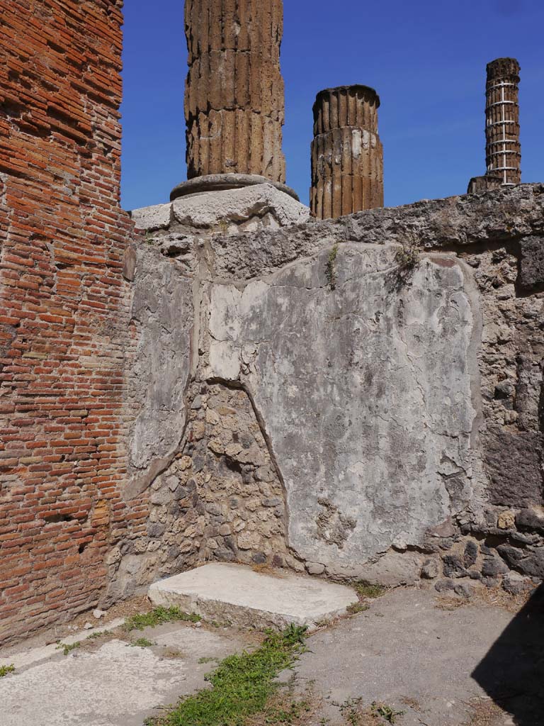 VII.8.1 Pompeii, September 2018.
Looking east towards area below podium/portico in south-west corner, with masonry arch, on left.
Foto Anne Kleineberg, ERC Grant 681269 DÉCOR.