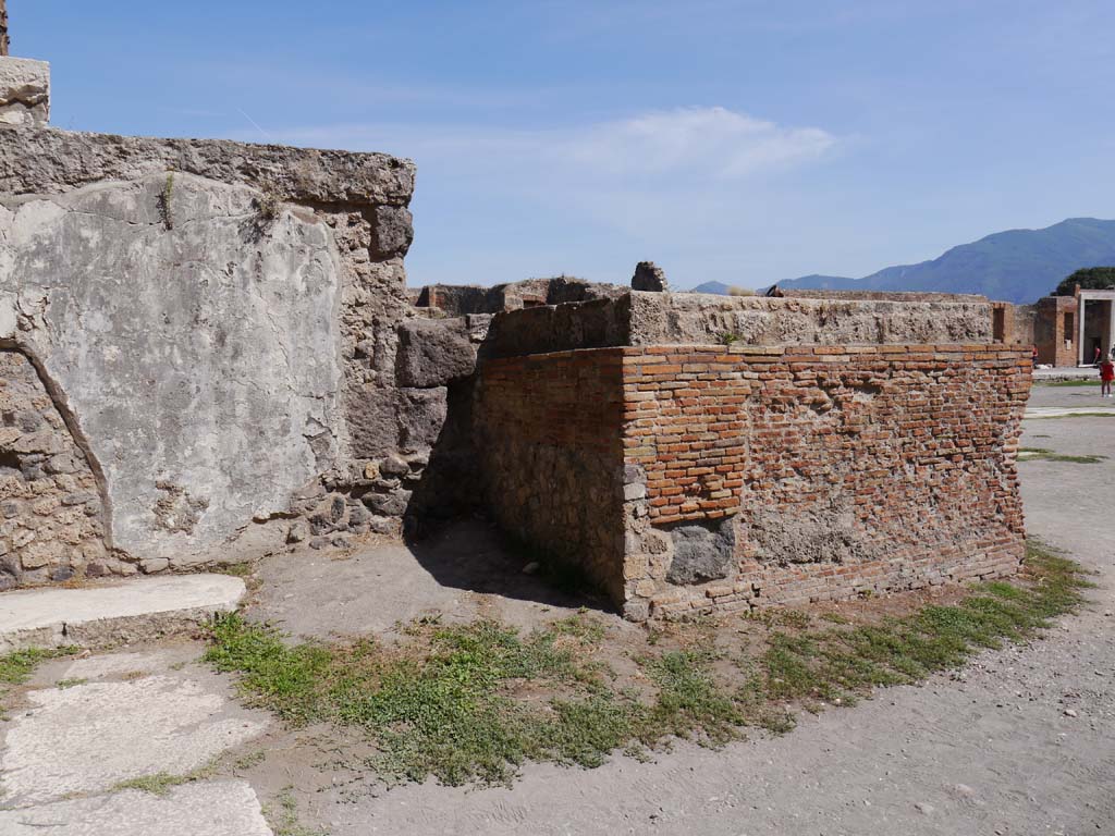 VII.8.1 Pompeii, September 2018. Detail of area in south-west corner of Temple, east and south wall.
Foto Anne Kleineberg, ERC Grant 681269 DÉCOR.