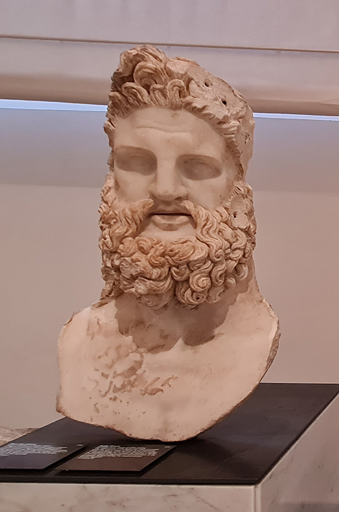 VII.8.1 Pompeii. White marble acrolithic bust of Jupiter.
It is a replica of the cult statue of the Rome Capitolium created by Apollonius after fire ravaged the temple in 83 a.C.
It can be dated to the phase of reconstruction of the Pompeiian temple during the imperial period.
Now in Naples Archaeological Museum. Inventory number 6266.