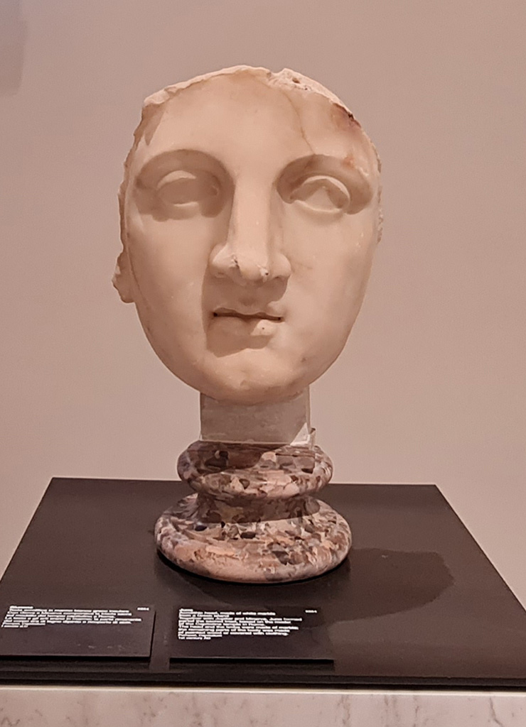 VII.8.1 Pompeii. White marble acrolithic head of Juno.
Jupiter, Juno and Minerva formed the sacred triad, but only the images of Jupiter and Juno remain in the Pompeii Capitolium.
Now in Naples Archaeological Museum. Inventory number 6264.