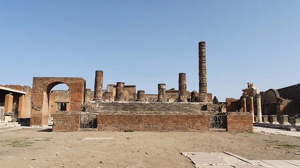 VII.8.1 Pompeii. August 2021. Looking north towards Temple of Jupiter.
Foto Annette Haug, ERC Grant 681269 DÉCOR.