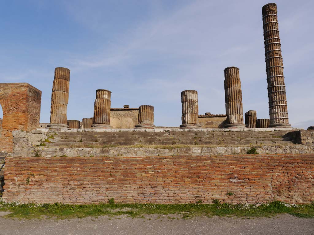 VII.8.1 Pompeii. March 2019. South side of Temple, with central steps to podium.
Foto Anne Kleineberg, ERC Grant 681269 DÉCOR.