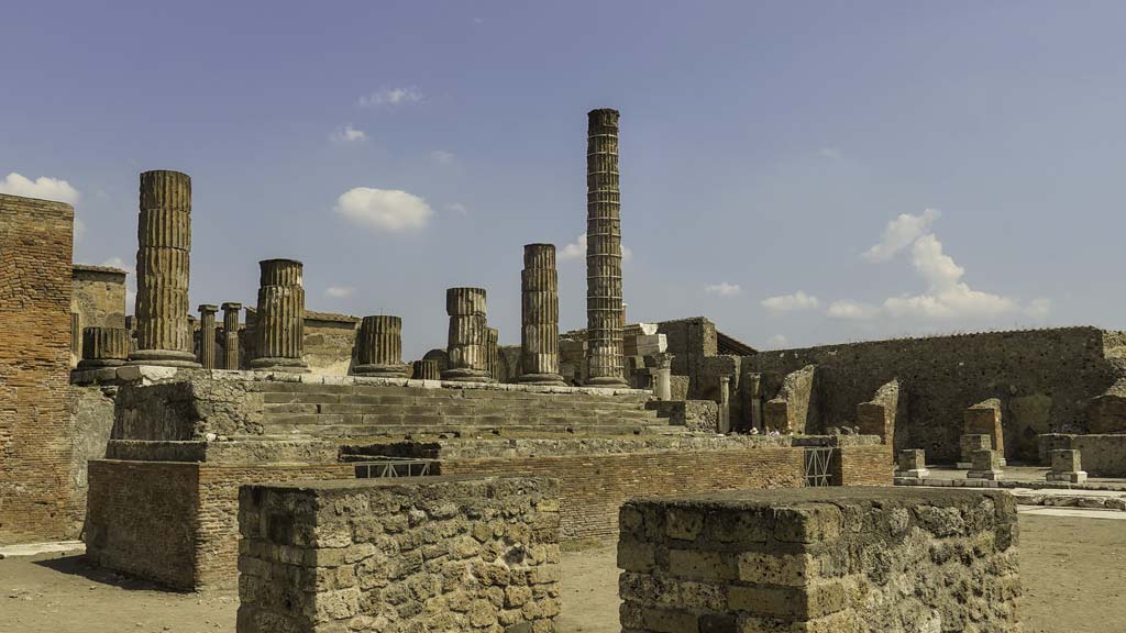 VII.8.1 Pompeii, August 2021. Looking towards the east side of Temple of Jupiter. Photo courtesy of Robert Hanson.