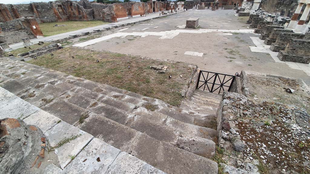 VII.8.1 Pompeii. August 2021. Looking south across Forum, down steps on west side.
Foto Annette Haug, ERC Grant 681269 DÉCOR.