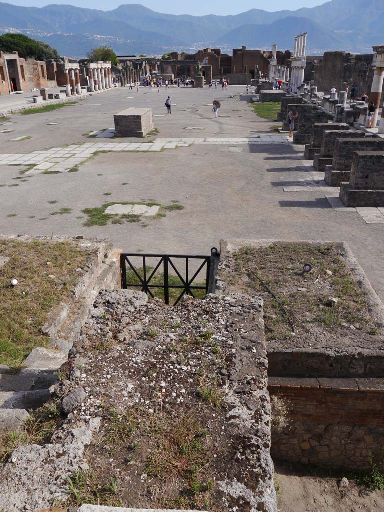 VII.8.01 Pompeii. September 2018. Looking south to Forum, from area/bases on west side of west steps.
Foto Anne Kleineberg, ERC Grant 681269 DÉCOR.