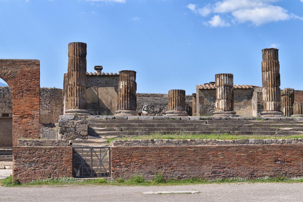 VII.8.1 Pompeii. April 2018. Looking north to steps on west side of Temple, leading up the podium.
Photo courtesy of Ian Lycett-King. Use is subject to Creative Commons Attribution-NonCommercial License v.4 International.