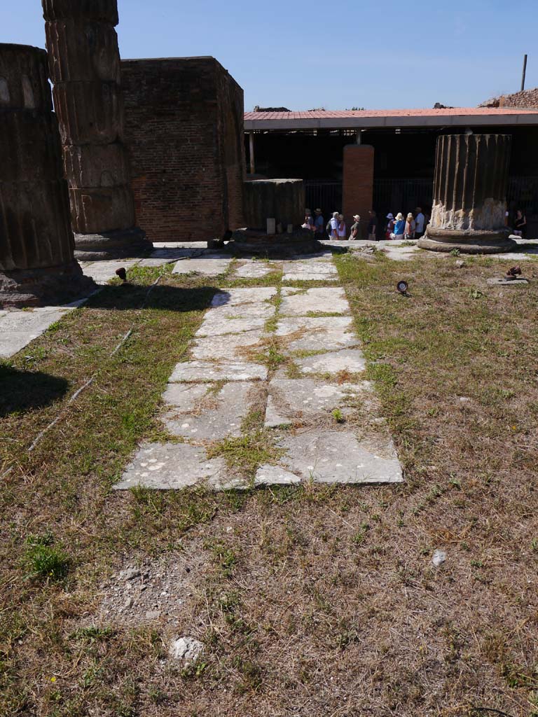 VII.8.01 Pompeii. September 2018. Looking west from top of steps on podium.
Foto Anne Kleineberg, ERC Grant 681269 DÉCOR.