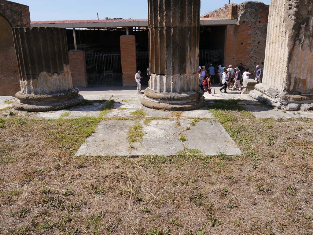 VII.8.01 Pompeii. September 2018. West side of podium.
Foto Anne Kleineberg, ERC Grant 681269 DÉCOR.