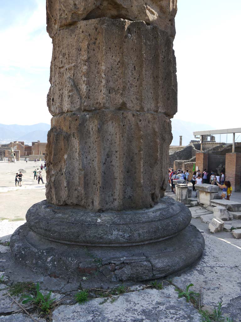VII.8.01 Pompeii. September 2018. Detail of column on south-west corner of podium.
Foto Anne Kleineberg, ERC Grant 681269 DÉCOR.