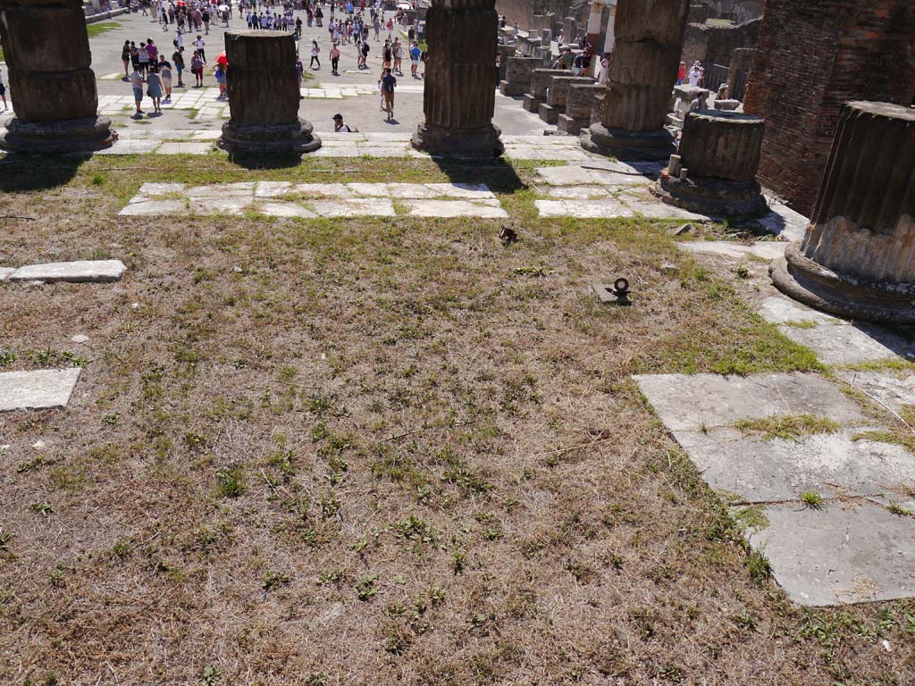 VII.8.01 Pompeii. September 2018. Looking south across paving on west side of podium.
Foto Anne Kleineberg, ERC Grant 681269 DÉCOR.